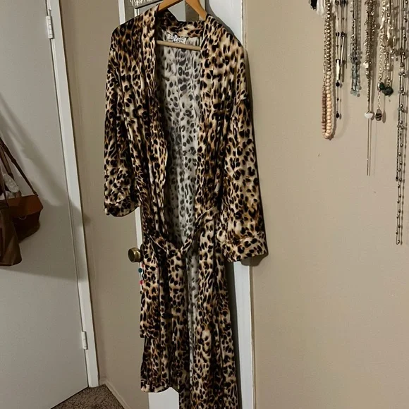 Banded Short Robe In Bronzed
Leopard - Picture 2 of 3